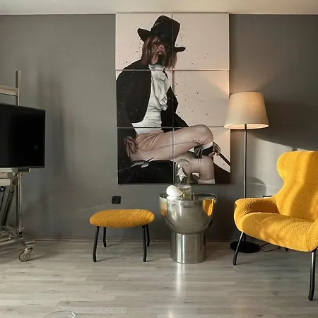 Art Apartment *